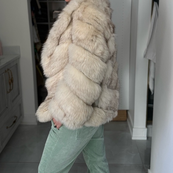 Luxurious Cream Fur Jacket - Picture 14 of 15